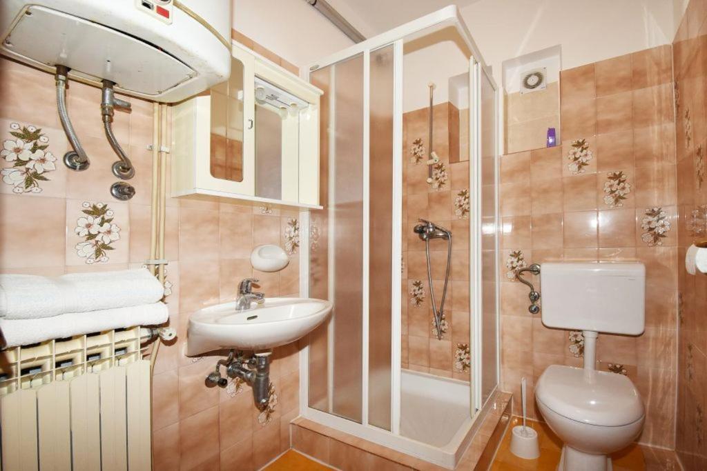 Apartments And Rooms Branka Novigrad Istria Esterno foto